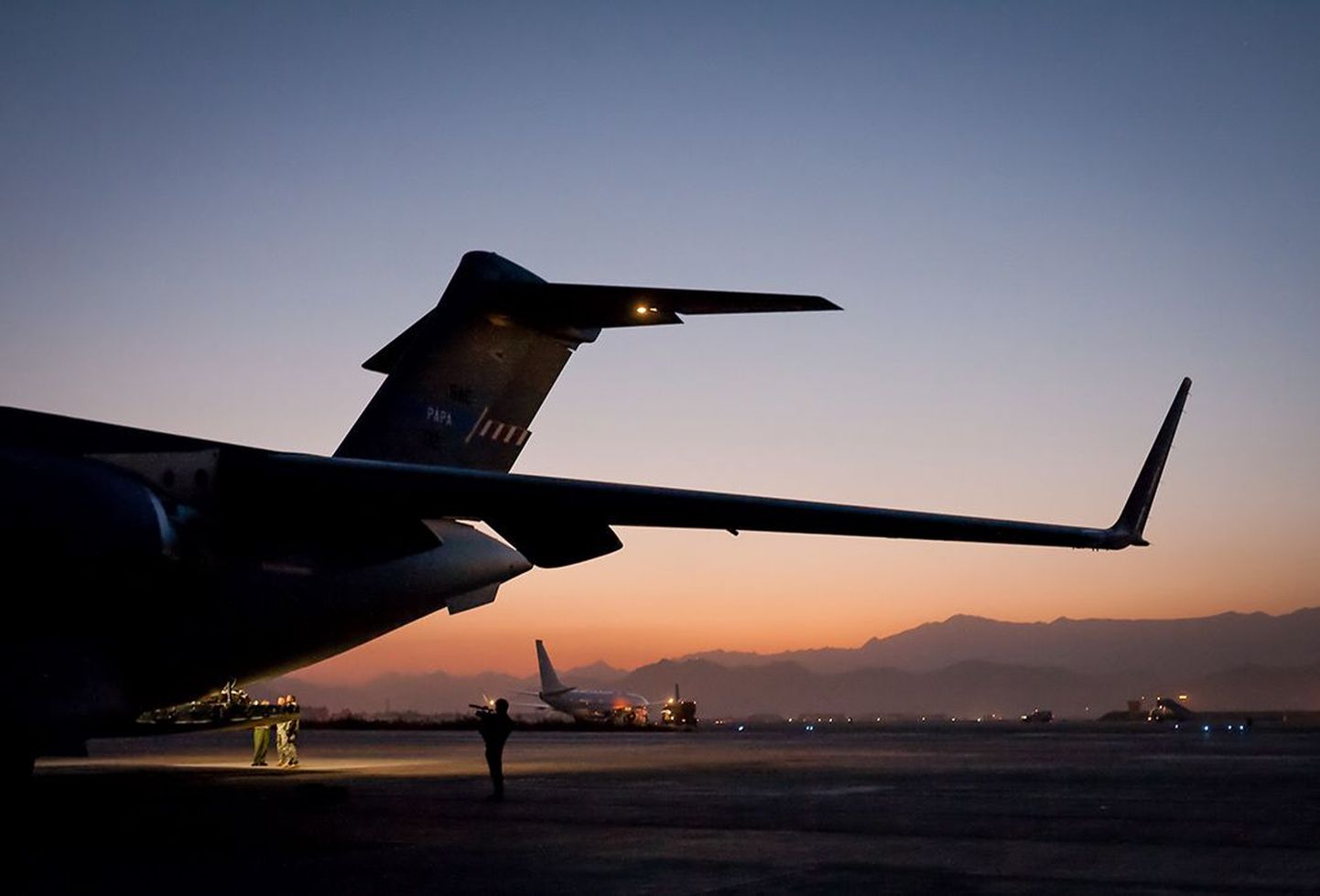 NATO ühise strateegilise transpordilennukite üksuse lennuk C-17 peale maandumist Kabuli lennuväljal. Selle lennuki meeskonna liikmeks oli ka esimene Eesti allohvitser Erik Jankovski.