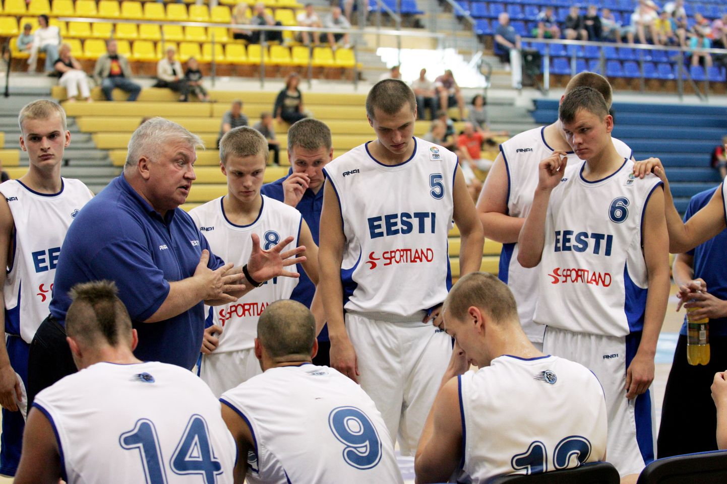 Andres Sõber ja Eesti U20 korvpallikoondis möödunud suvel.