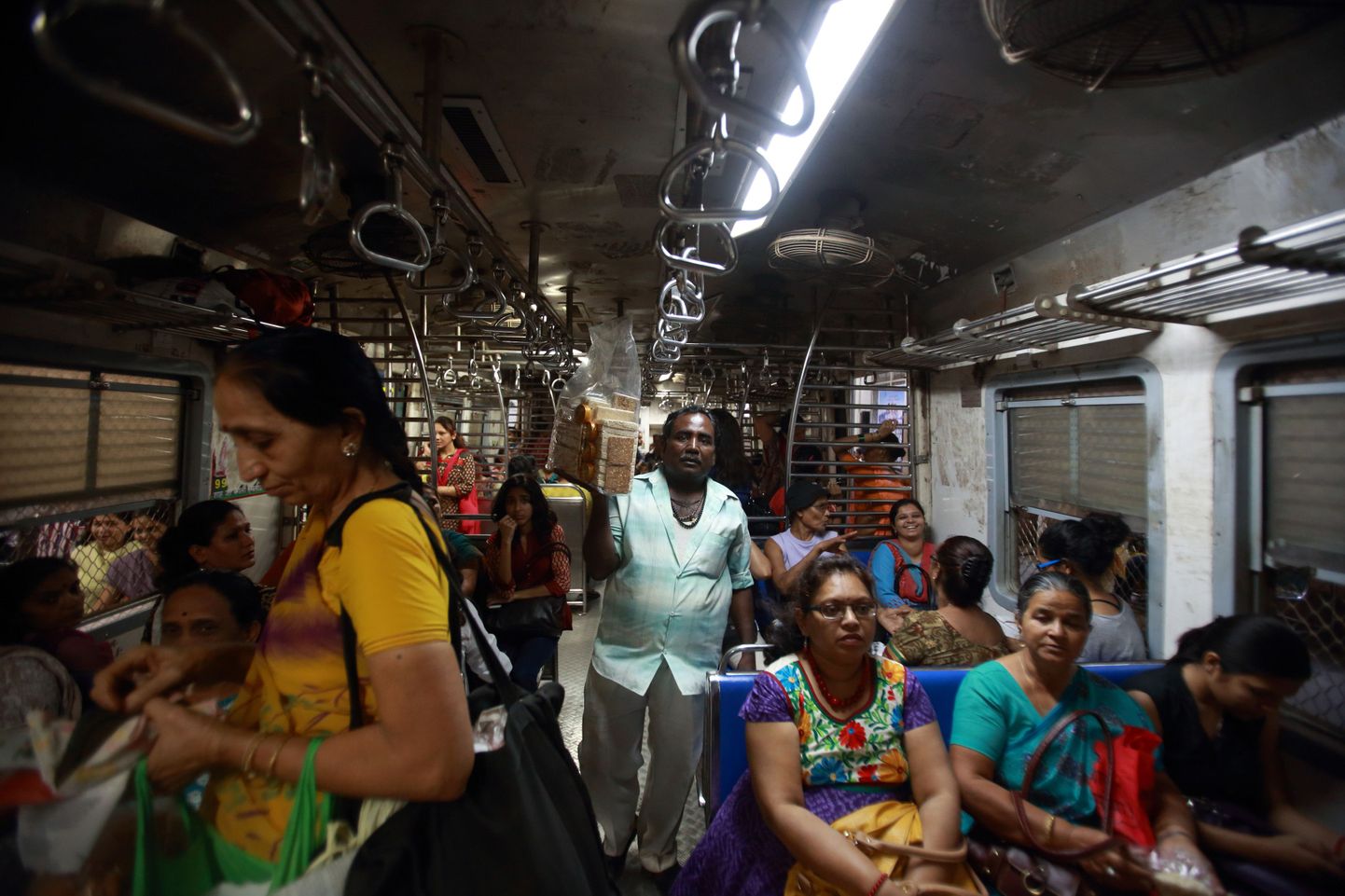 Politsei soovitus India naistele: oksendage bussis