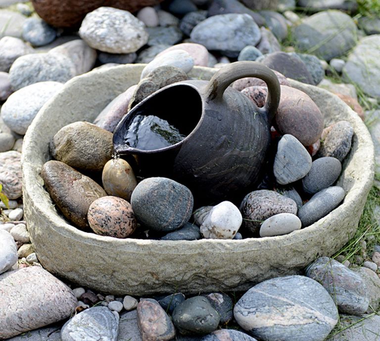 Strūklakai itin labi noder dārzā aizmirsta māla krūze un no Jūrkalnes atvestie akmeņi 