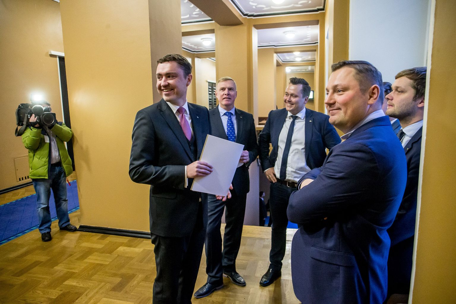 Esmaspäeva hommikul kogunesid Reformierakonna fraktsioon ja valitsuse liikmed, et arutada kujunenud poliitilist olukorda. Pärastlõunal andsid opositsioonierakonnad riigikogus üle avalduse peaminister Taavi Rõivase umbusaldamiseks.