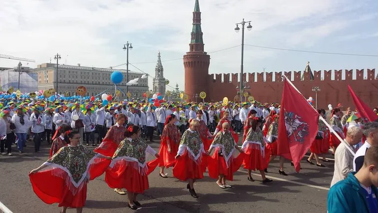 Пока на мосту по-простецки плясали под гармошку, на Красную площадь входили при всем параде.