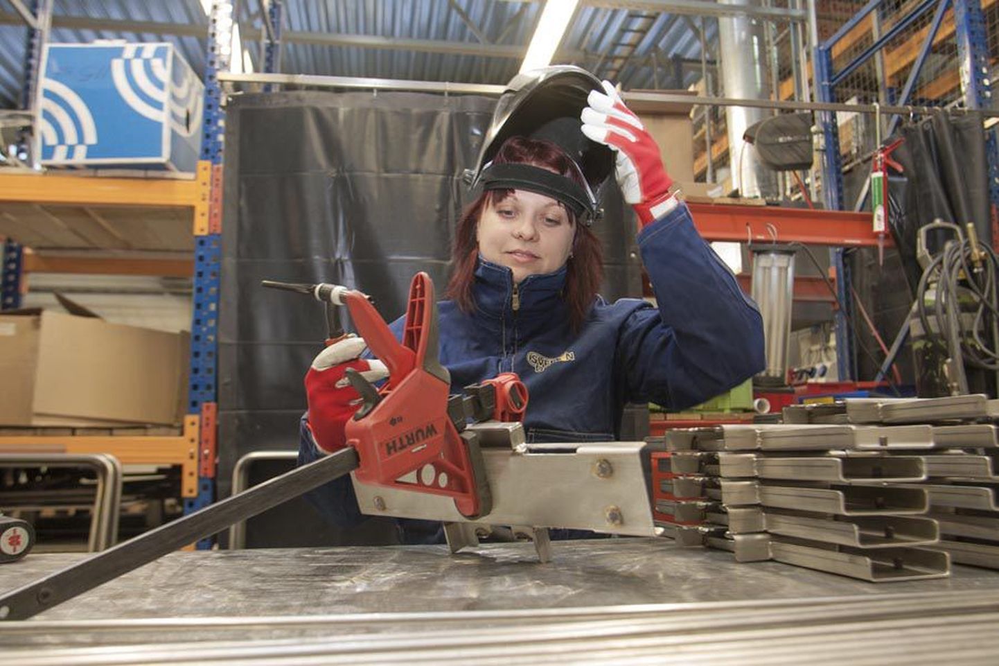 Kui levinud arusaama kohaselt passib metallitöö meestele, siis Sveba-Dahleni tehase masinate vahel on kindel koht ka mitmel naisel, näiteks käsielekterkeevitaja Piret Helvel.