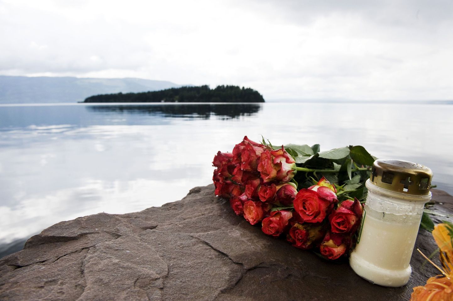 Ohvrite mälestuseks toodud lilled Utøya saare lähedal.