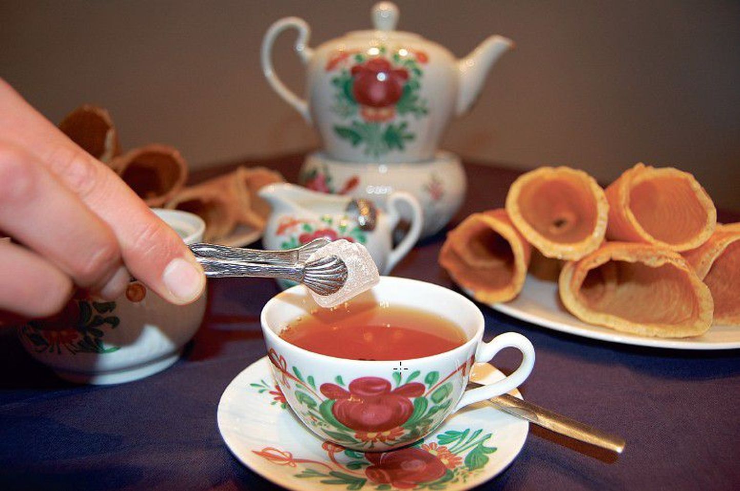 Сервиз с «фрисландской розой» и леденцовый сахар «клунтье» обязательны для «правильного» чая.