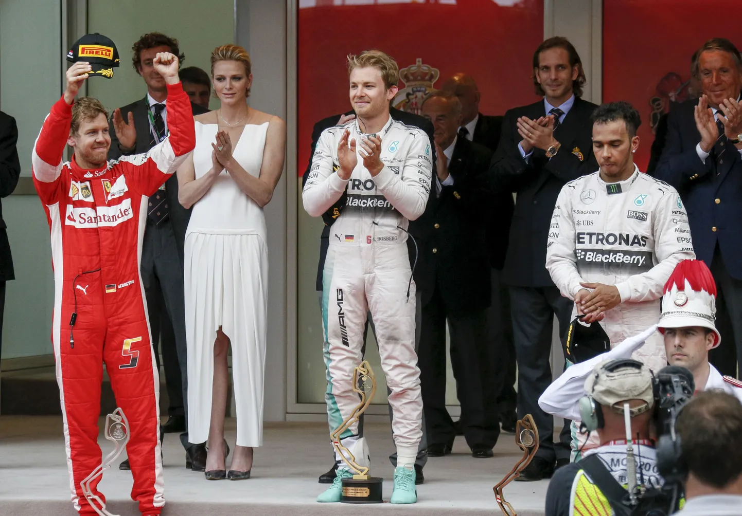 Vasakult: teise koha saanud Sebastian Vettel, võitjana finišeerinud Nico Rosberg ning esikohast ilma jäänud Lewis Hamilton.