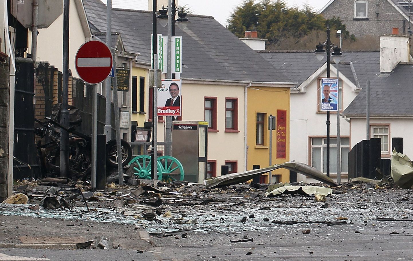 Vaatepilt Newtownhamiltoni linnatänaval pärast autopommi plahvatust.