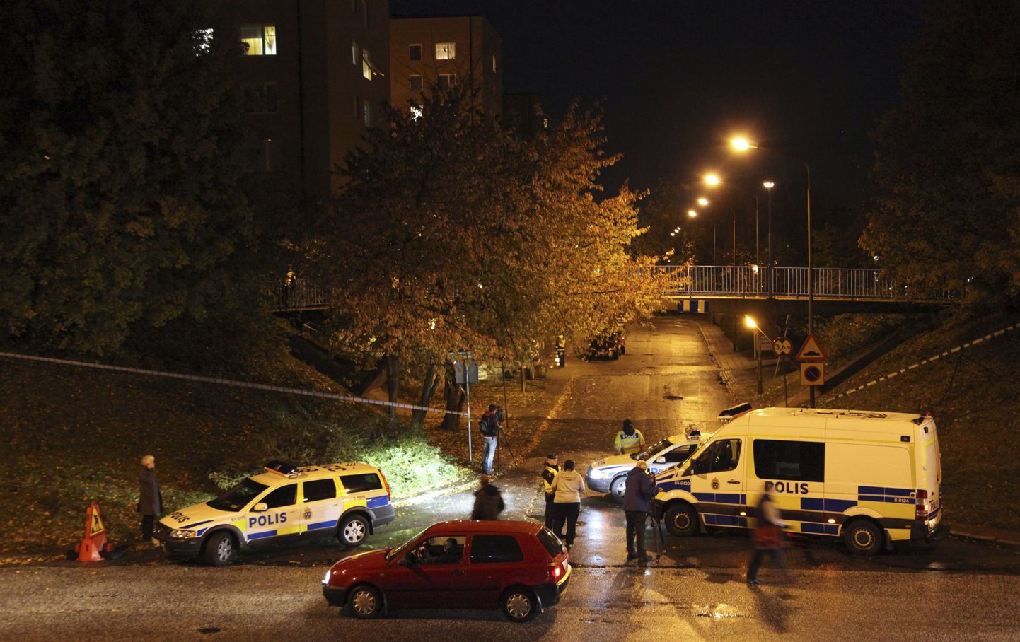 Rootsi politseinikud uurivad Malmös üht paljudest tulistamistest.
