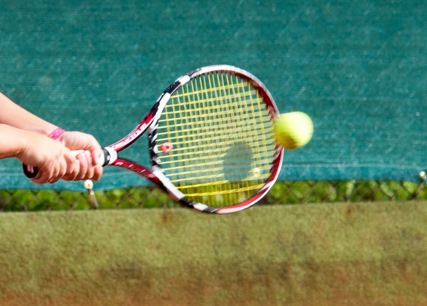 Viljandi tenniseväljakutel Ranna puiesteel täna kell 17 Viljandimaa meistrivõistlused tennises.