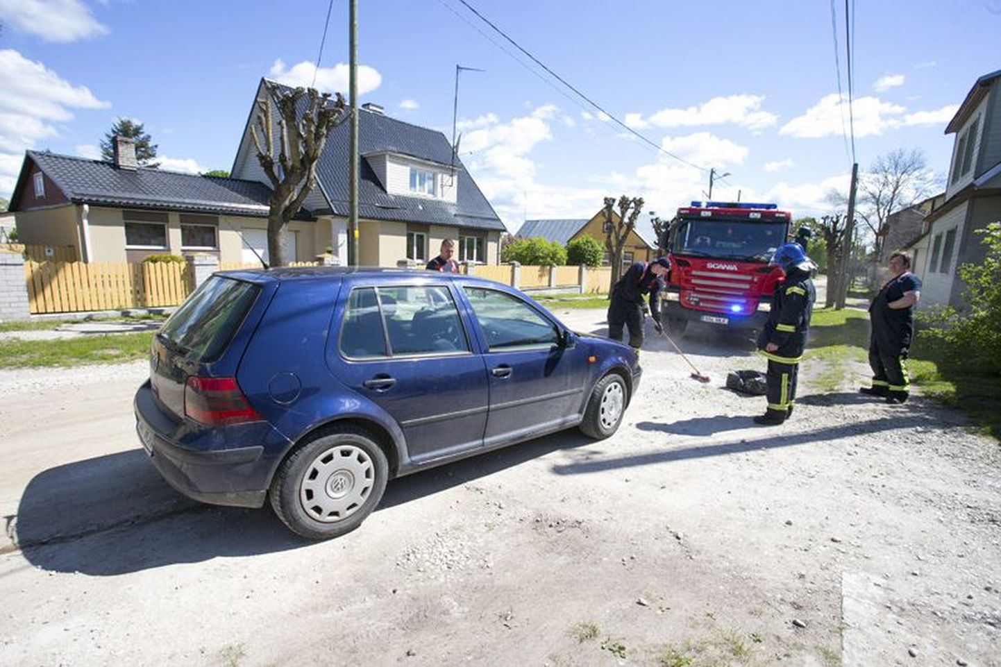 Päästjad kõrvaldasid sõiduautost Volkswagen Golf lekkinud õli reostuse absorbendiga.