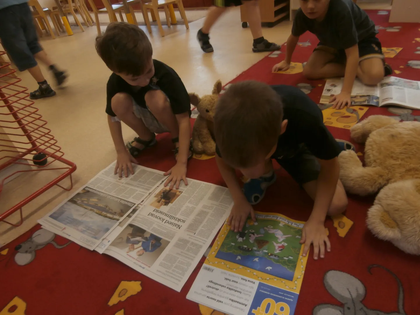 Lasteaialapsed tutvuvad ajalehtede ning ajakirjadega.