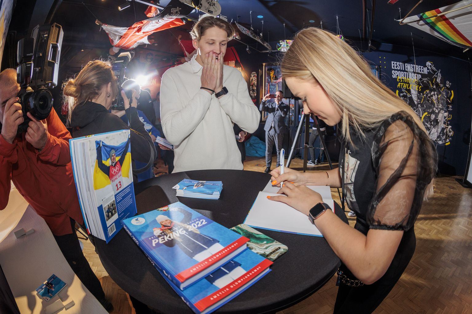 Kelly Sildaru olümpiaraamatule autogrammi andmas.