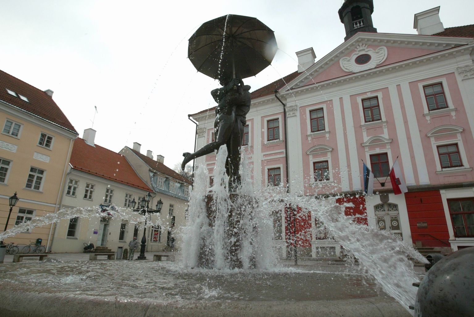 TRT01: SUUDLEVAD TUDENGID :TARTU, EESTI, 16APR08 -
Raekoja platsil purskab taas purskkaev.
ma/Foto MARGUS ANSU POSTIMEES