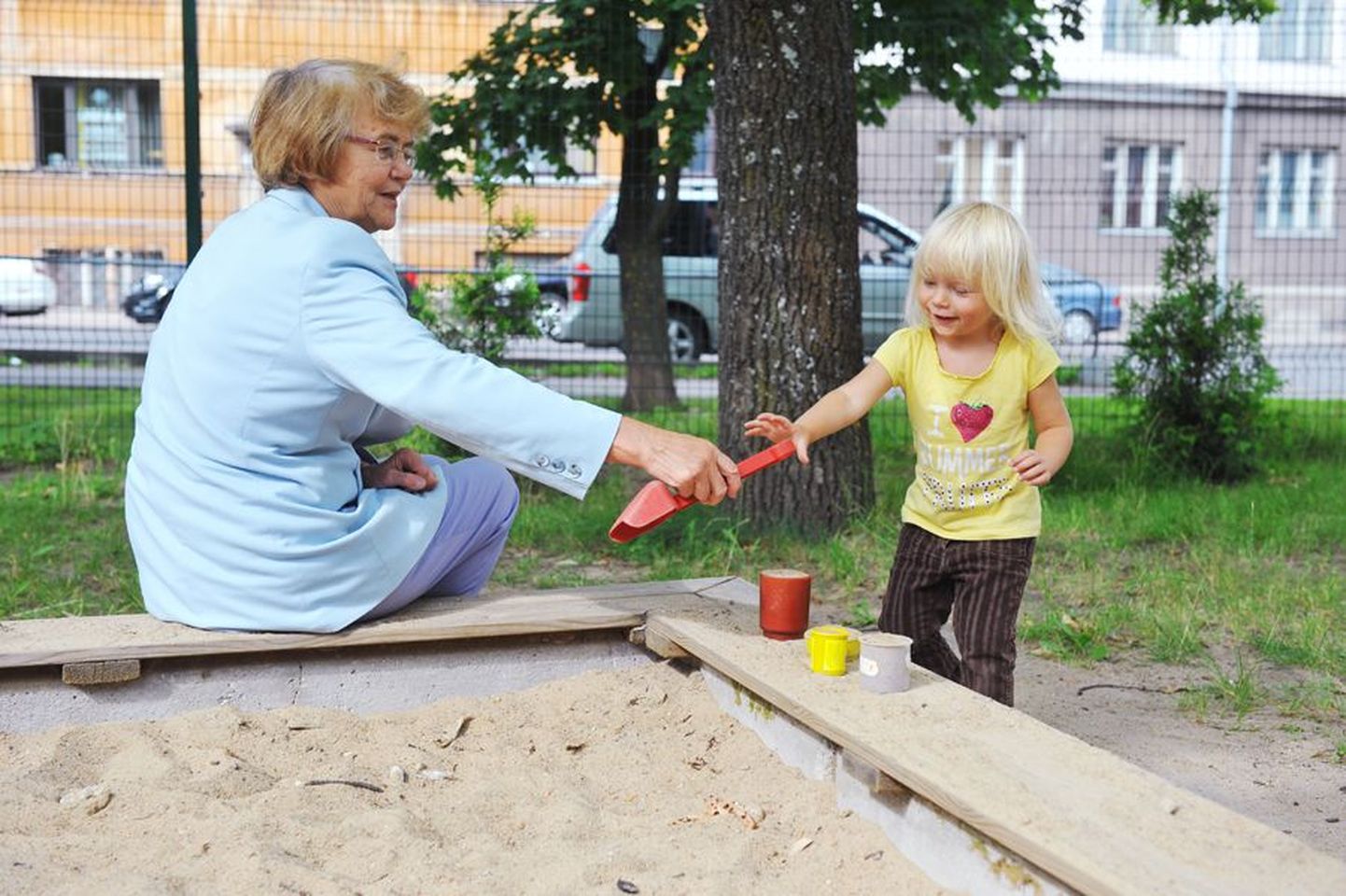 Kolmeaastane Rebecca Henriksen on lasteaias kolmandat päeva. Selleks et päev lihtsamalt mööduks, jäi vanaema Veera Karro temaga lasteaeda mängima.