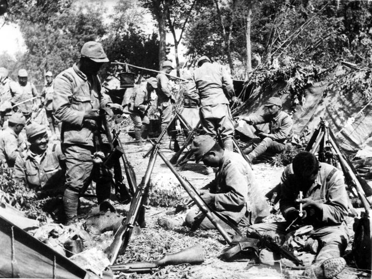 Jaapani sõdurid kusagil Hiinas oma relvi puhastamas Teise maailmasõja ajal. / Scanpix
