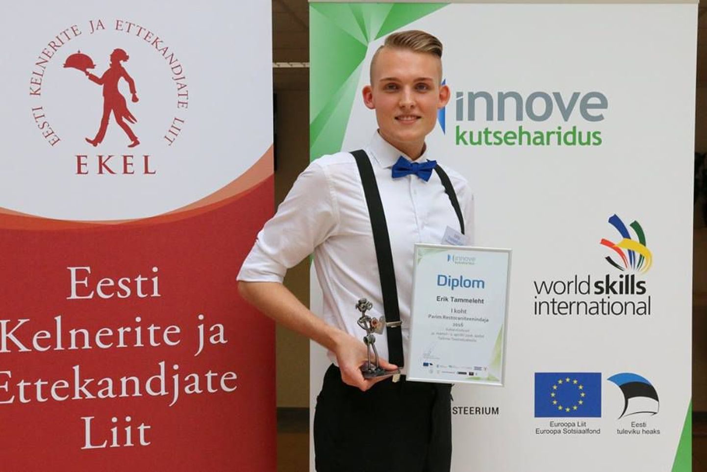 Eesti parima restoraniteenindaja kutsemeistrivõistluste võitnud Erik Tammeleht.