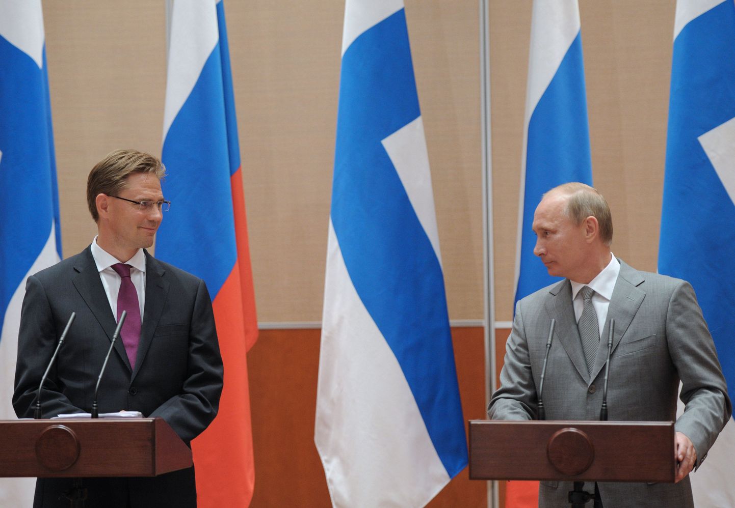 Jyrki Katainen ja Vladimir Putin eilsel pressikonverentsil Sotšis.