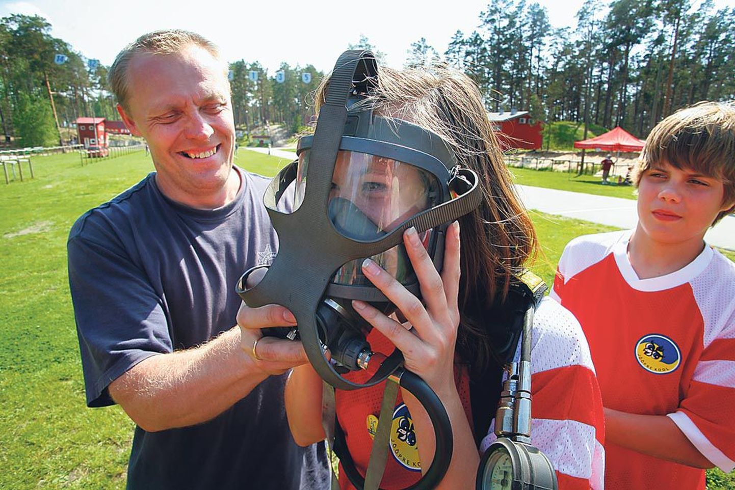 Jõõpre põhikooli lapsed sai ohutuslaagris proovida tuletõrjujate varustusse kuuluvat suitsusukeldumise maski.