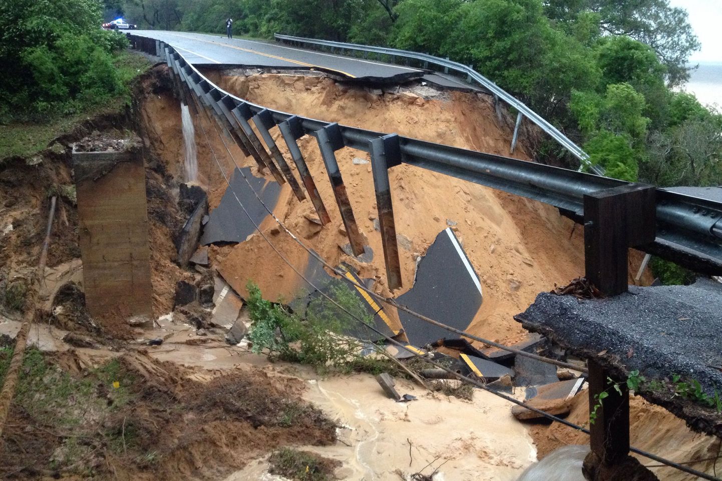 Floridas Pensacola linna lähedal hävitasid tulvad osa maanteest