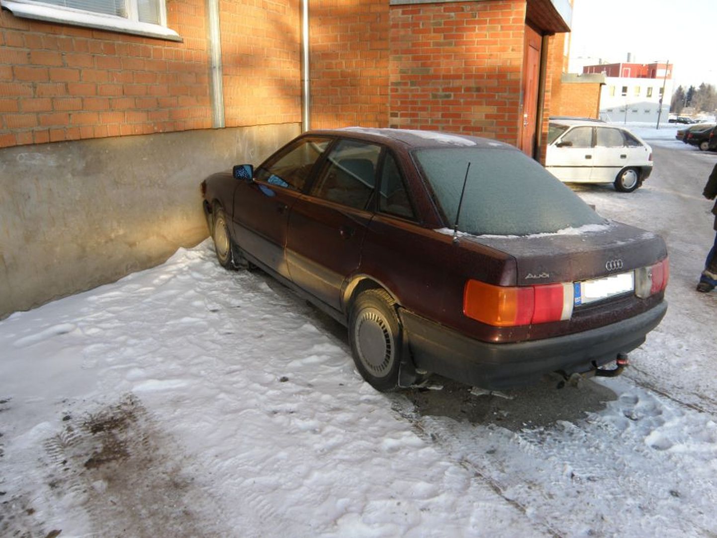 1. veebruaril teatati, et Tartus Tammsaare tänaval on otsa sõidetud
maja ette pargitud lillat värvi Audi 80, misjärel on lõhutud
sõiduki esistange, vasak tuli ning konksukate.