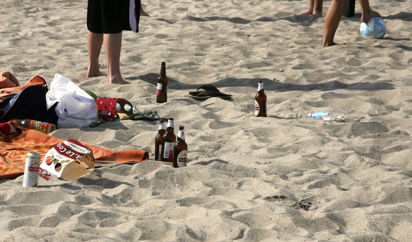 Paljude arvates tuleks klaastaaraga randa tulemine ära keelata, sest katkised pudelid vigastavad puhkajaid.