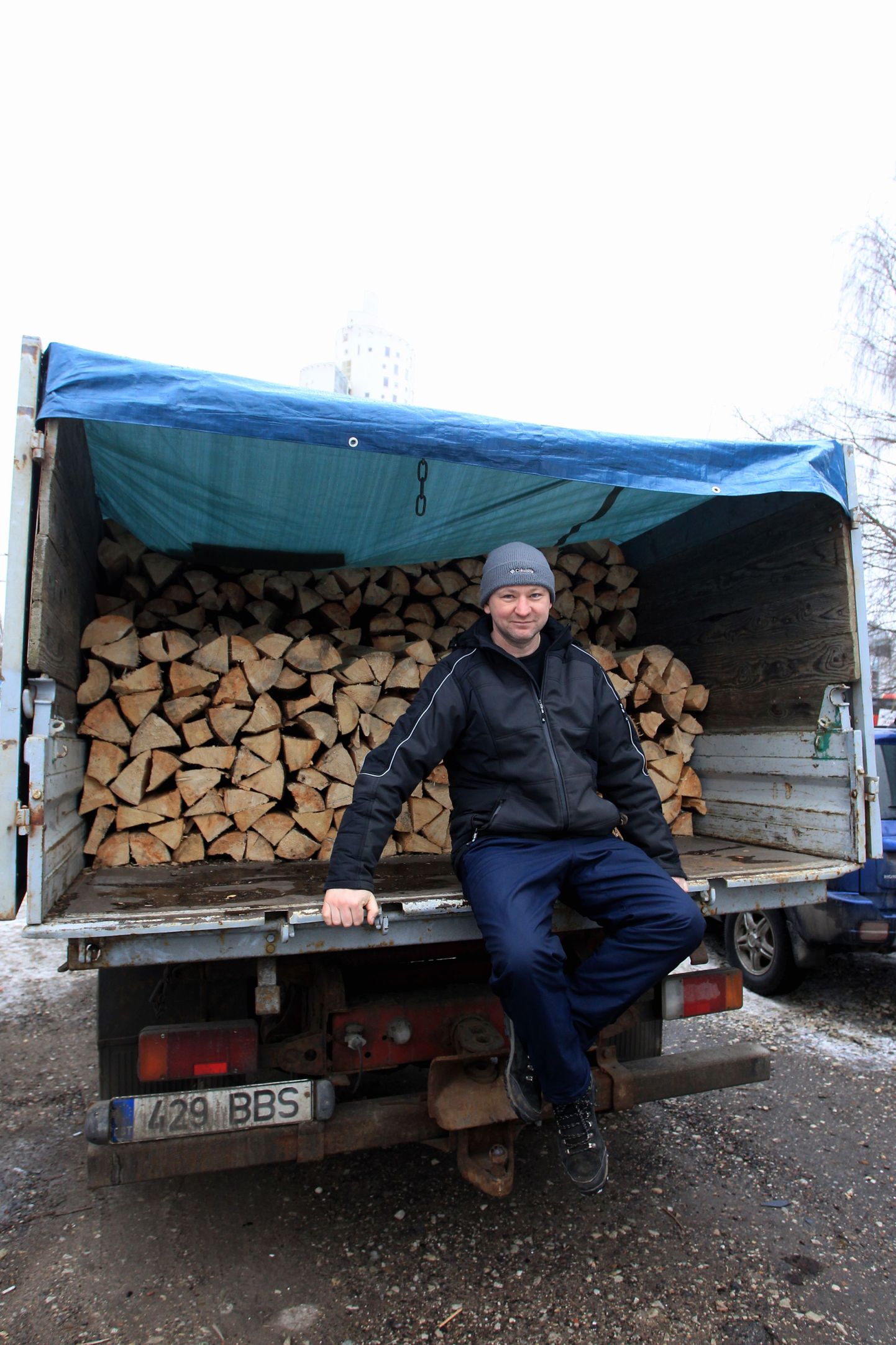 Avaturu juures kuivade küttepuudega kauplev Janek Nodapera tõdeb, et külma talve korral läheks äri märksa paremini.