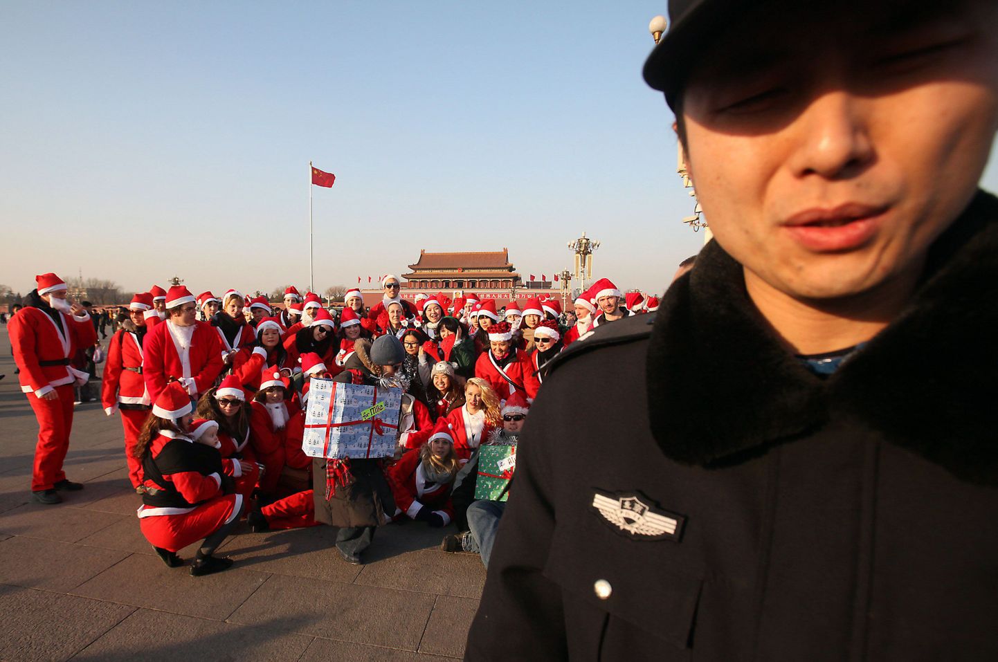 Hiina politsei ajas Taevase Rahu väljakult ära joobes «jõuluvanad»