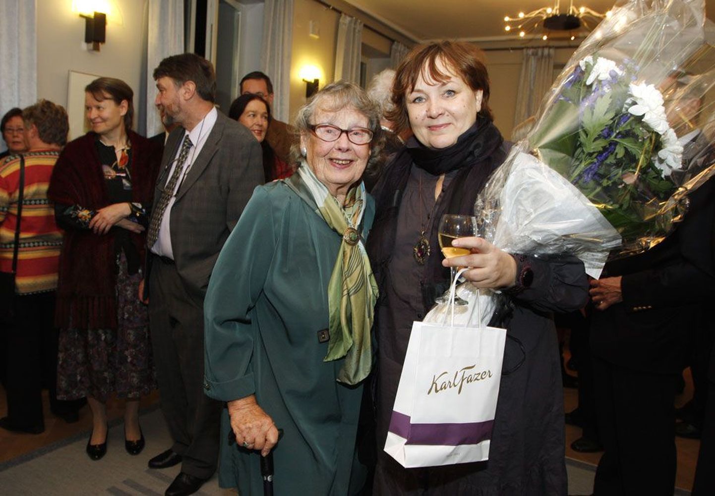 Filmis osalenud Ulla-Marita Rajakaltio ja Imbi Paju esilinastuse vastuvõtul Eesti saatkonnas Helsingis.
