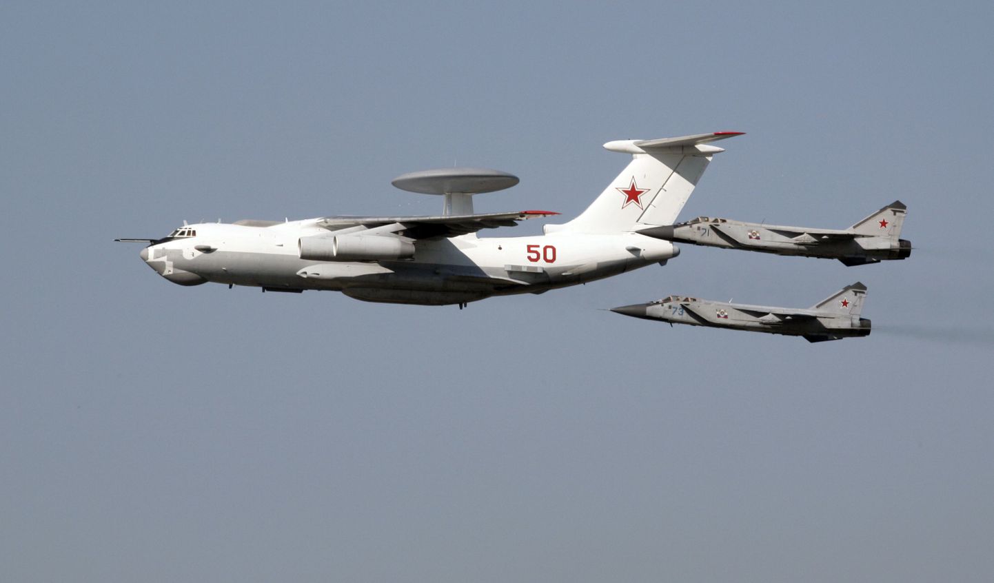 А-50. Его сопровождают два самолет МиГ-31.