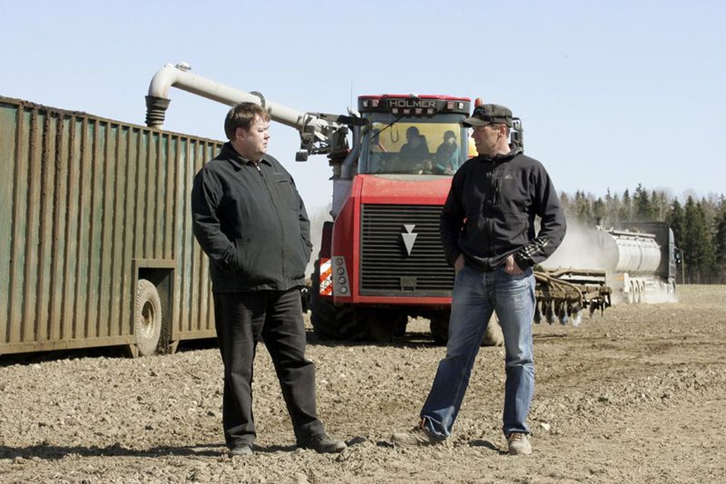 Indrek Klammer (vasakul) ja Voore Farmi taimekasvatusjuht Margus Lepp on rahul, sest kallis lägalaotusmasin on aidanud kaasa saagikuse kasvule.