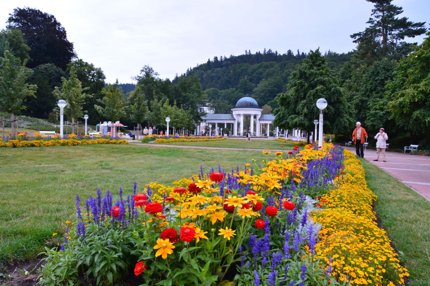 Kuurortlinn Mariánské Lázně paistab silma roheluse ning romantilise arhitektuuriga. Linnas on rohkesti ka parke ja paviljone.