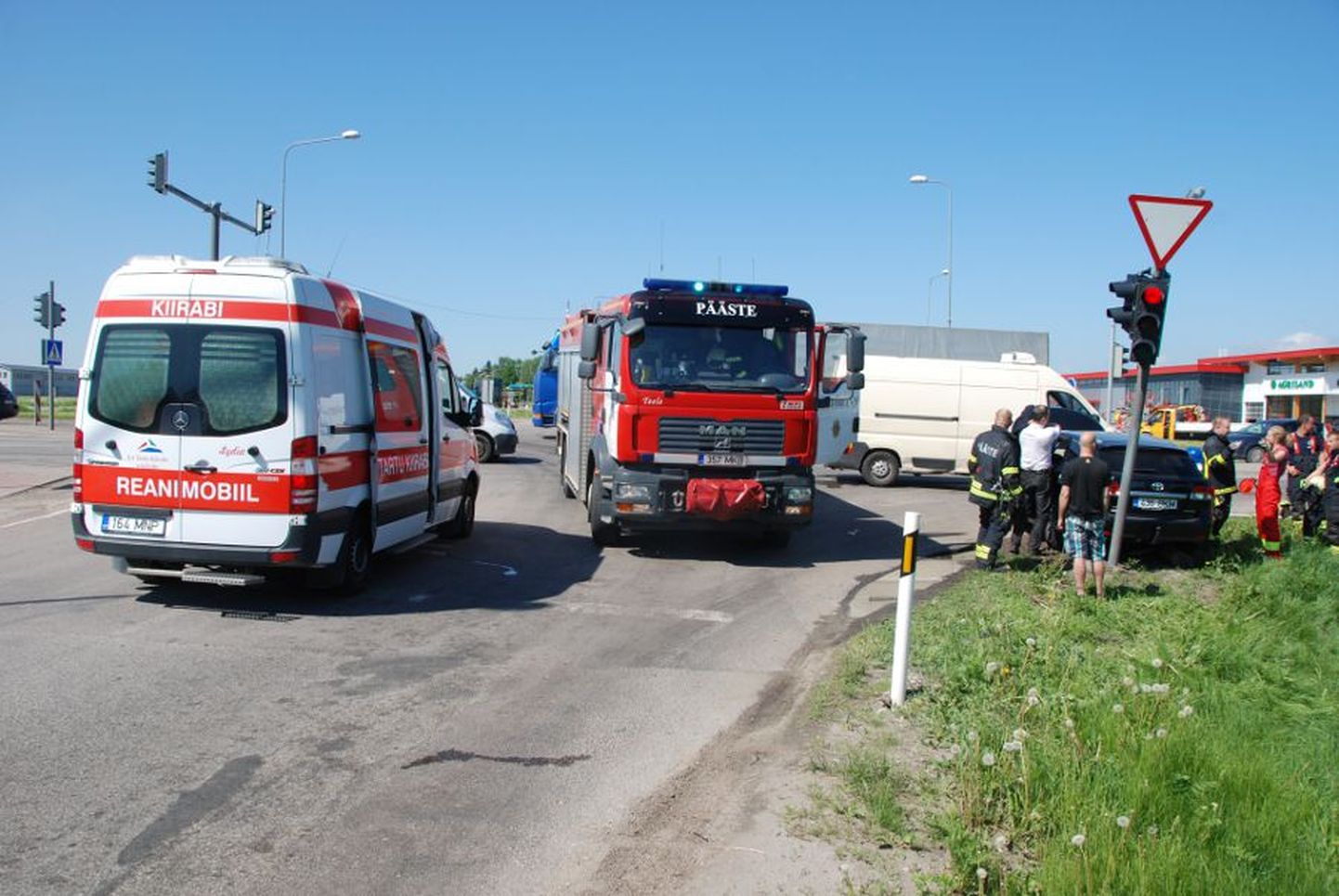 Liiklusõnnetus Tõrvandi ristmikul Ülenurmel, kus põrkasid kokku sõiduauto ja kaubik.