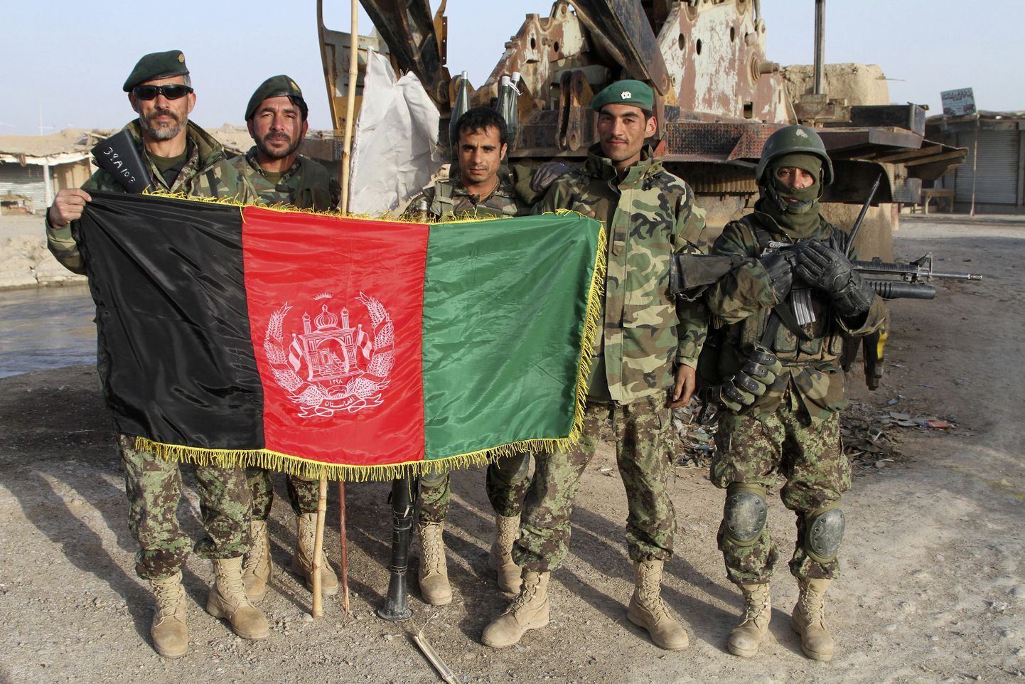 Afgaani sõdurid seismas rahvuslipu ja Talibani valge lipuga Showalis, mis enne pealetungi oli üks mässuliste tähtsaid tugipunkte.