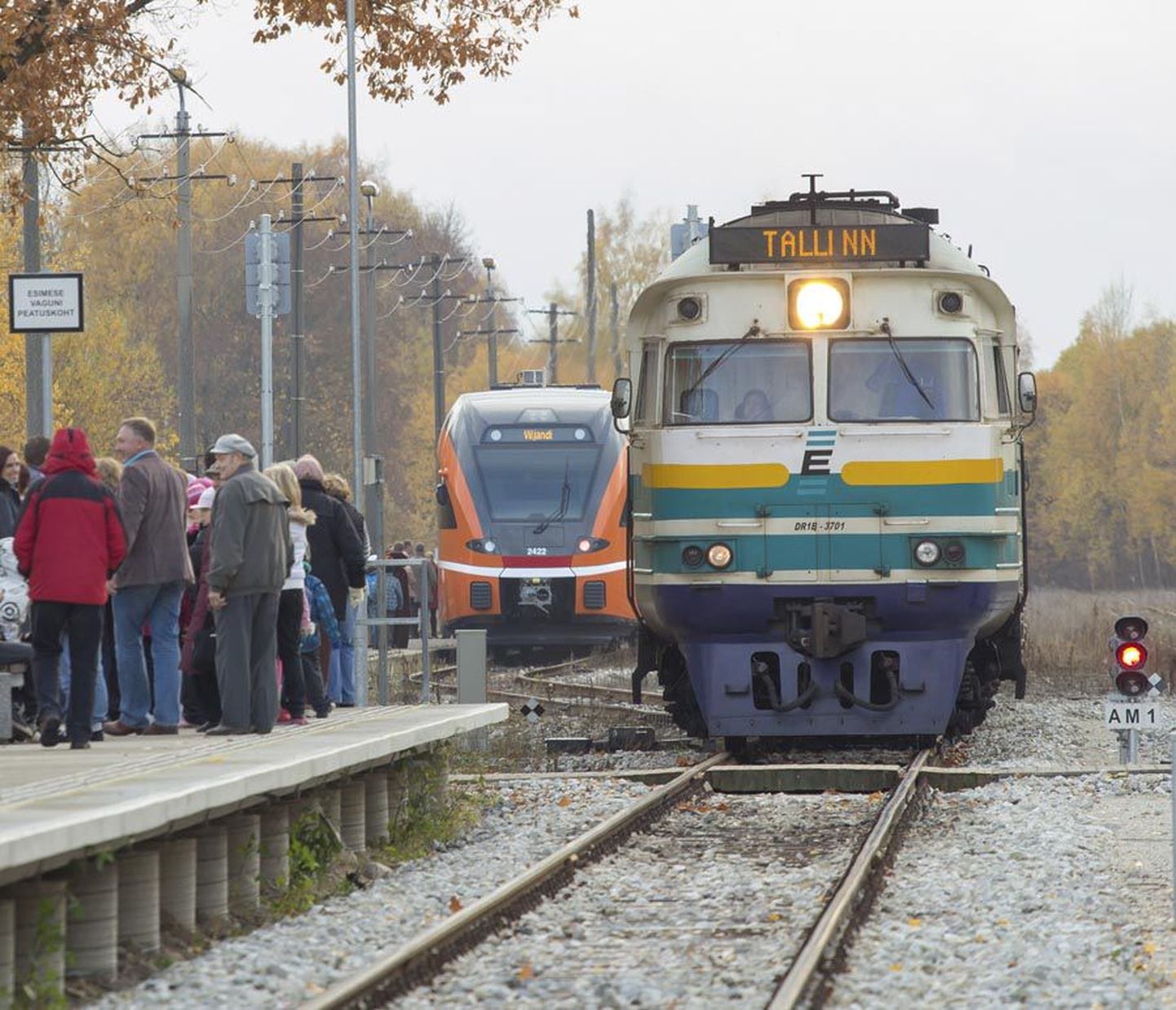 Sümboolne vastasseis: oktoobri keskel seisid Viljandi raudteejaamas korraga mõlema firma rongid. Esiplaanil on Edelaraudtee raudruun ja taga Elroni uus sõiduk.