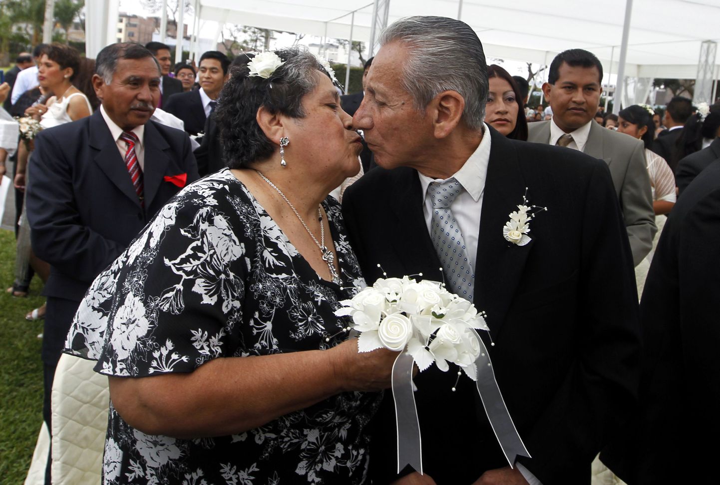 64-aastane Carmen Mercado suudlemas oma 74-aatsase abikaasa Jorge De La Cruziga