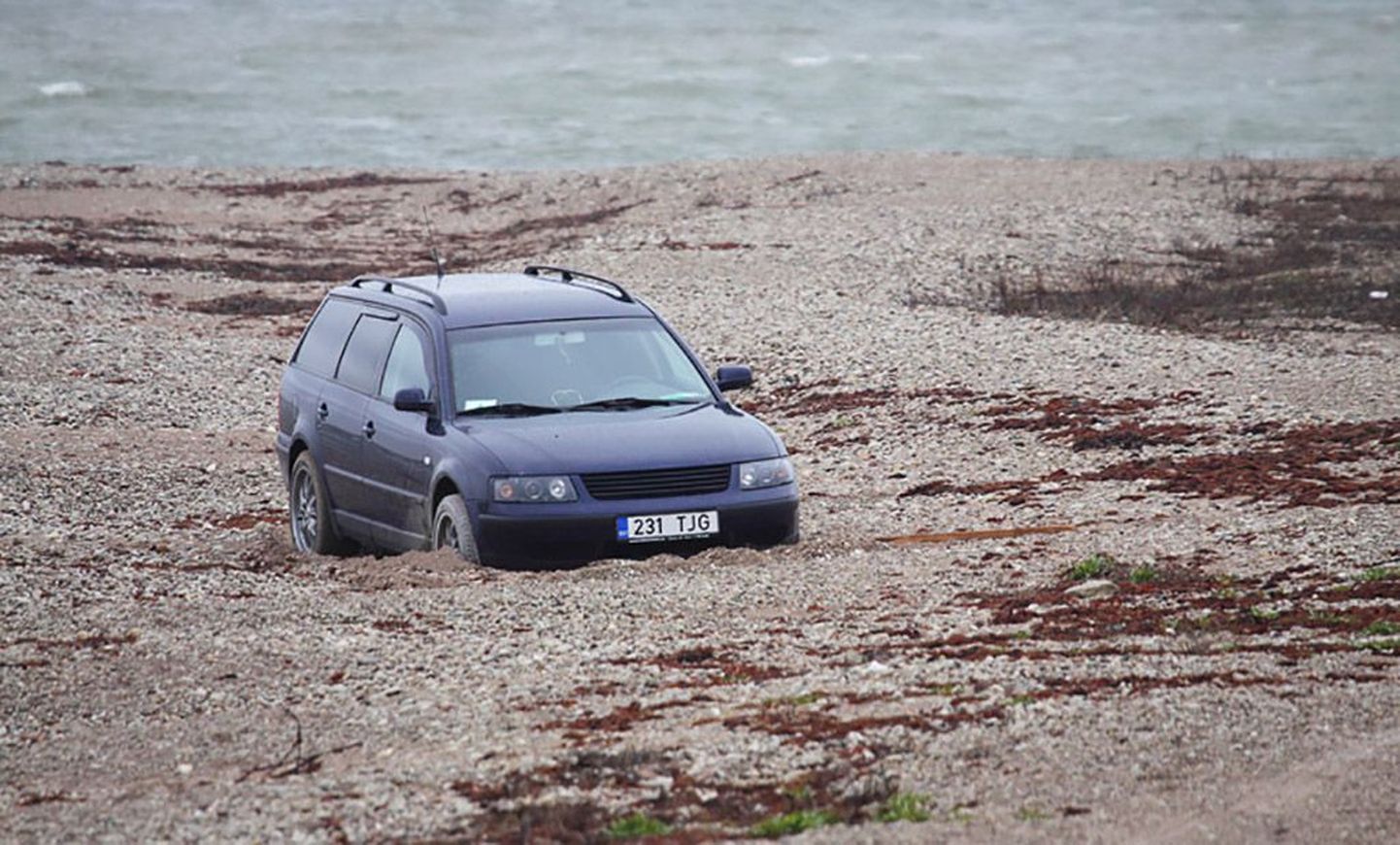 Выехавшая на пляж машина застряла в песке.