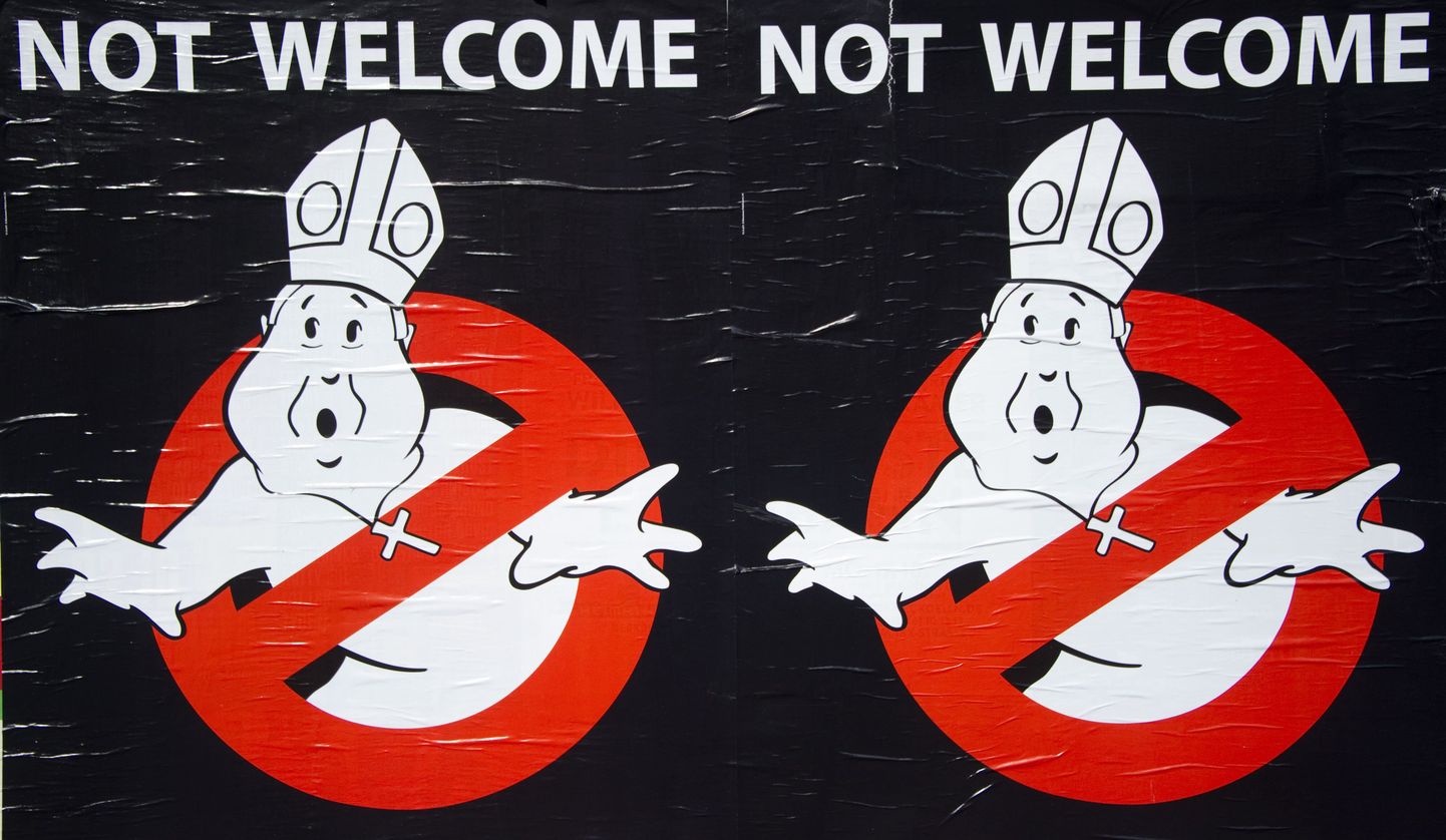 Плакаты противников визита Папы Римского в Берлине.