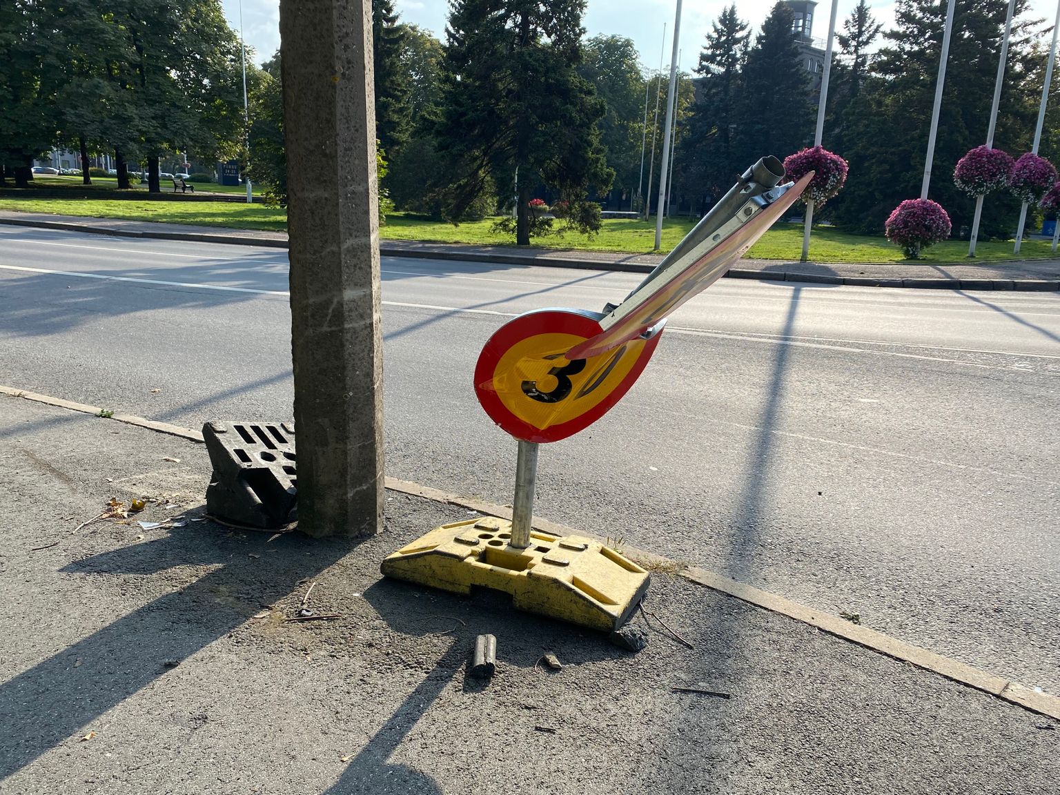 Autole otsa sõitnud ja vastu ajutist liiklusmärki paiskunud mootorrattur viidi haiglasse.