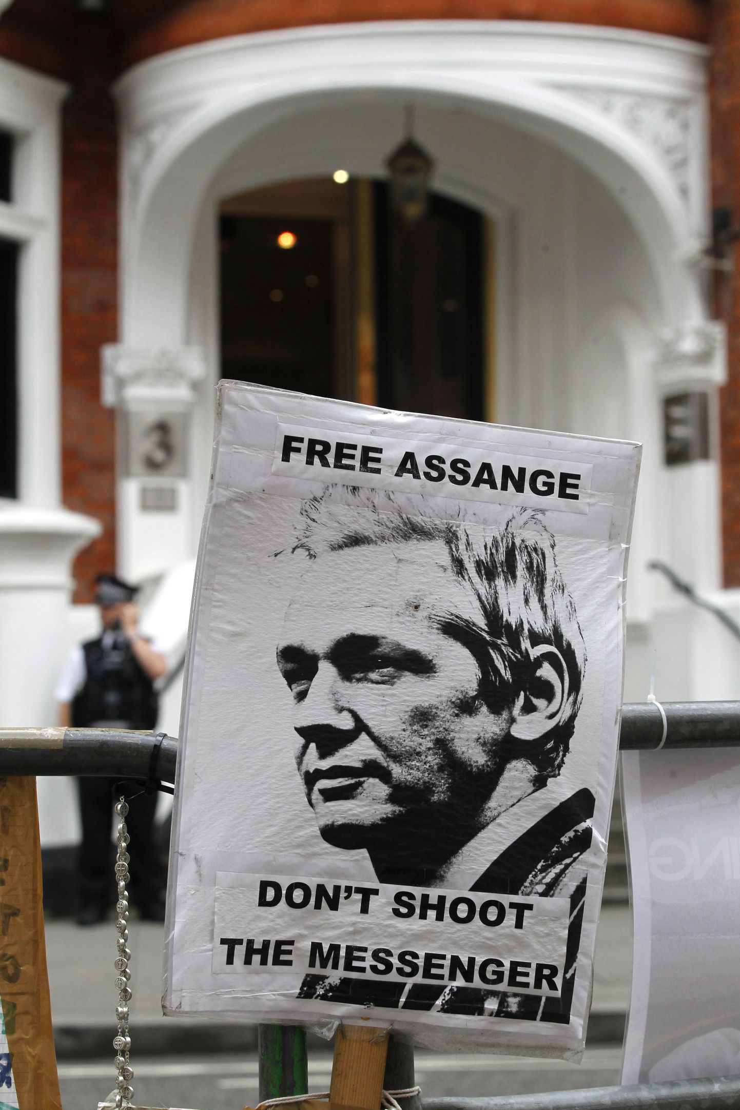 Assange´i toetav poster Ecuadori saatkonna ees Londonis