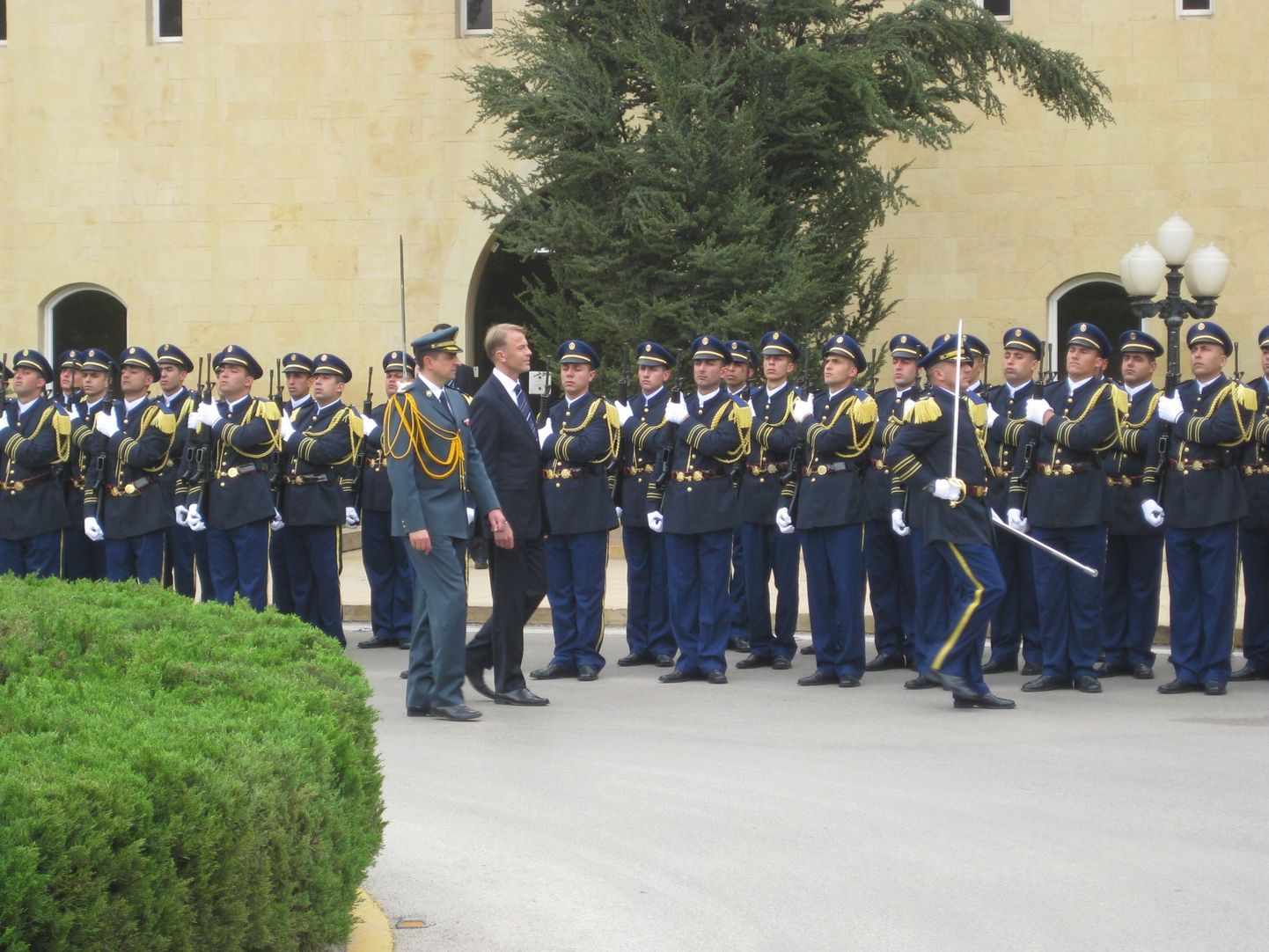 Eesti suursaadik Liibanonis Aivo Orav teel Liibanoni presidendi Michel Sulaymani juurde, et oma volikirja üle anda.