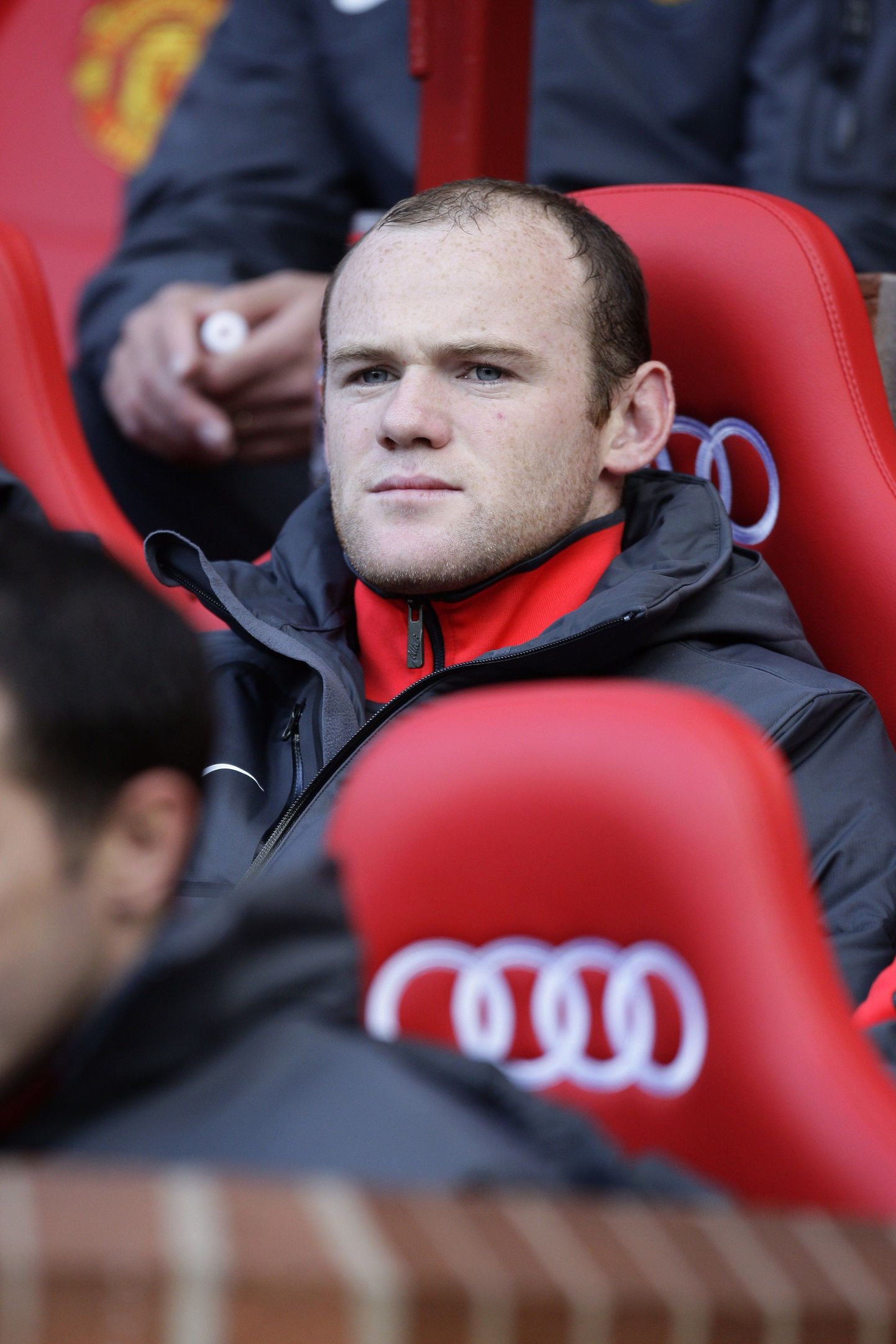 Wayne Rooney istumas ManU vahetusmängijate pingil.