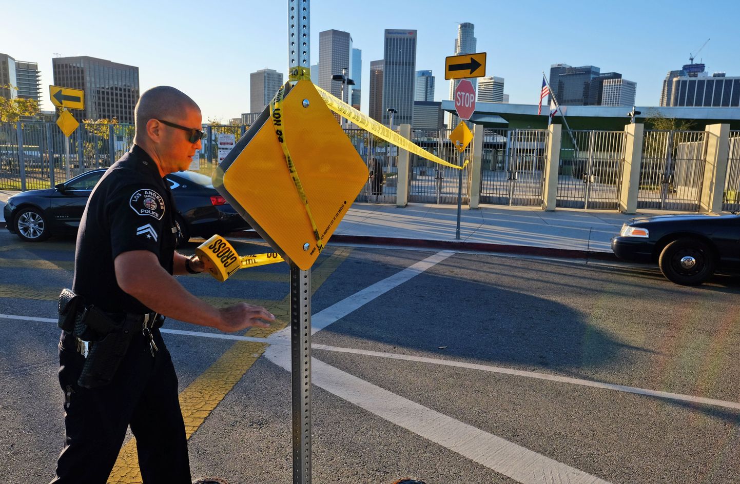 Los Angelese politseinik tõmbamas linti ühe kooli territooriumile viiva tee ette