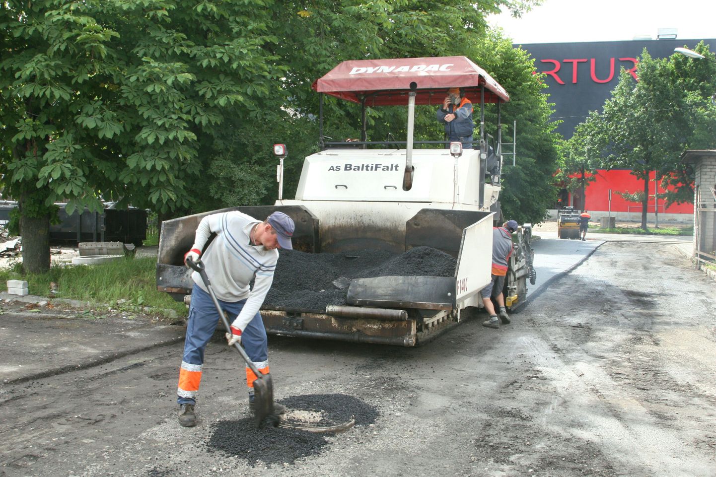 Eile panid töömehed parklas asfalti.