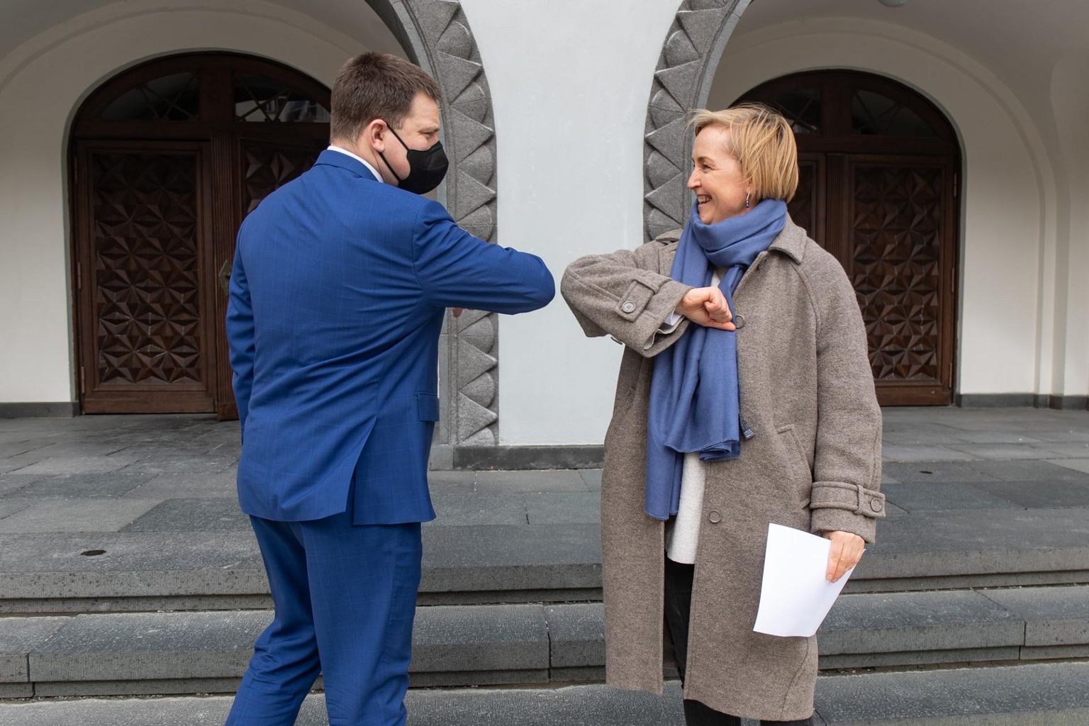Eesti 200 esimees Kristina Kallas andis eile riigikogu esimehele Jüri Ratasele üle rahvaalgatuse RMK dividendiootuse vähendamiseks, paraku ei ole valitsusel võimalik reguleerida riigimetsa raiemahtu dividendiootusega, sest raiemahu määravad teised otsused.