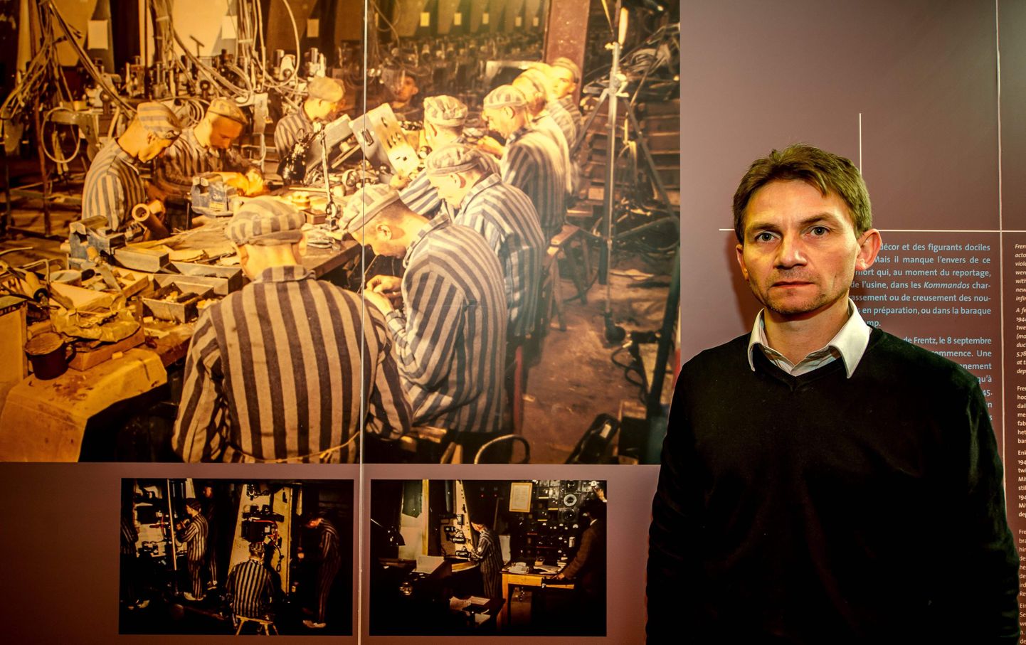 Prantsuse ajaloolane Laurent Thierry kinnipeetute fotode kõrval La Coupole ajaloo- ja mälukeskuses.