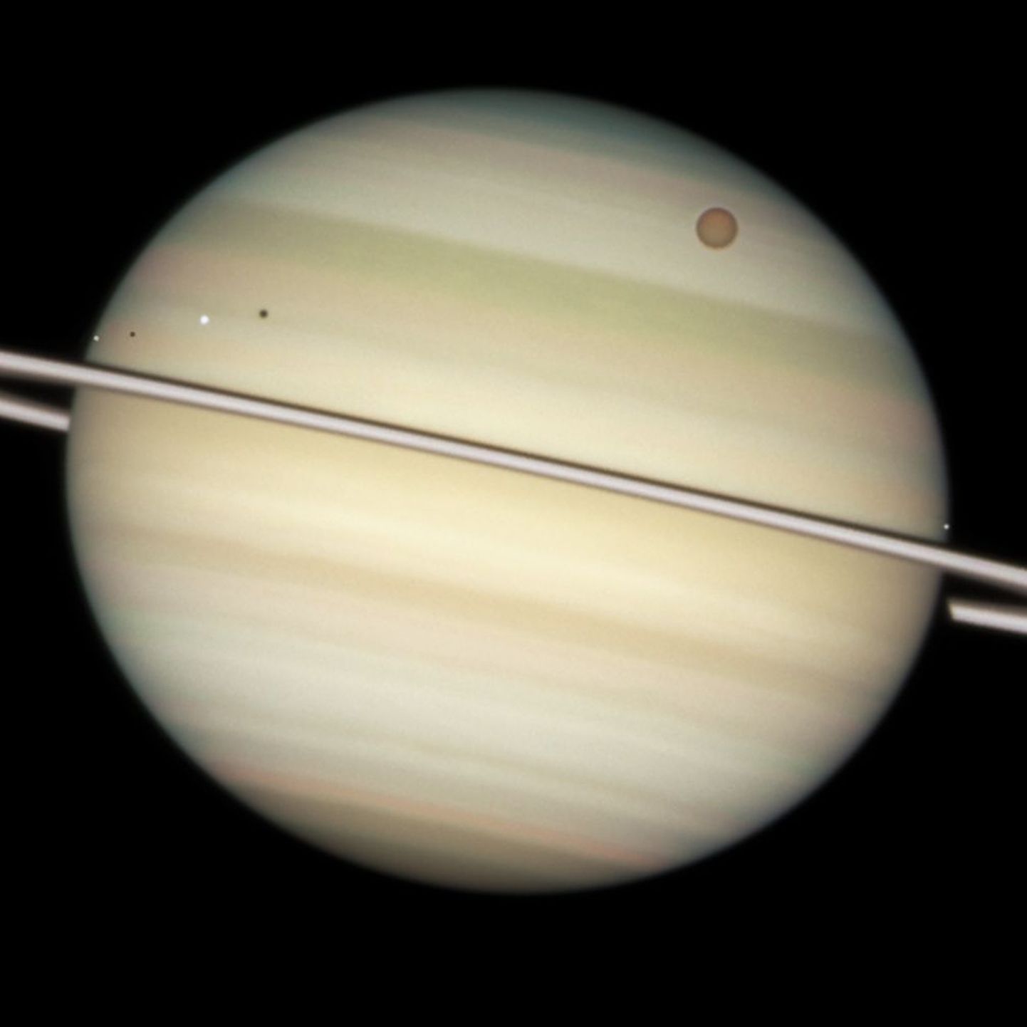 Saturn ja ta kaaslased. Suurim kuu on Titaan (paremal ülal)