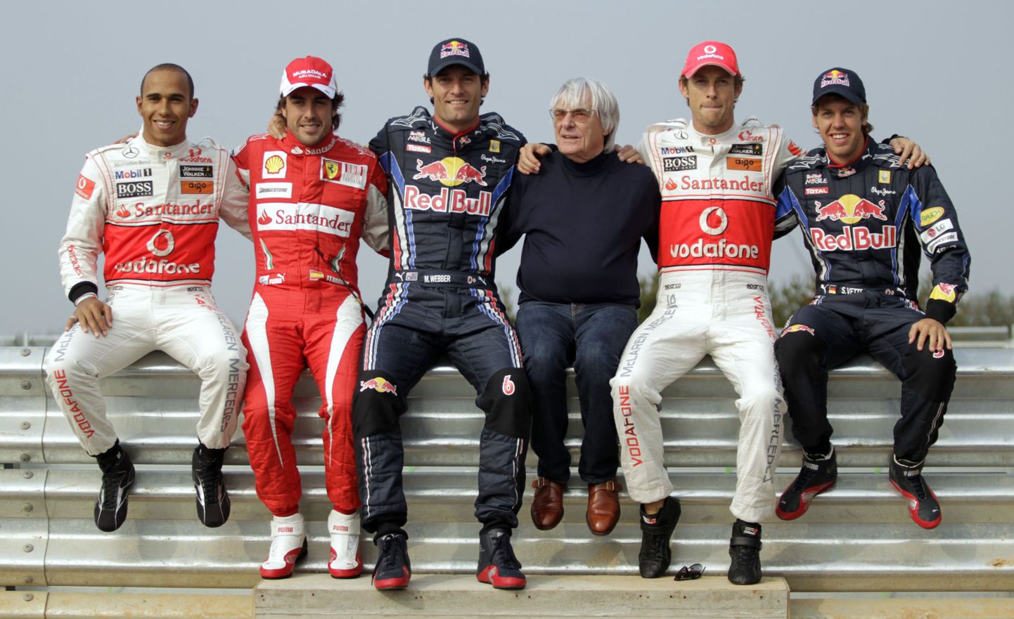 Bernie Ecclestone koos vormel-1 sõitjatega (vasakult, Lewis Hamilton, Fernando Alonso, Mark Webber, Ecclestone, Jenson Button, Sebastian Vettel).