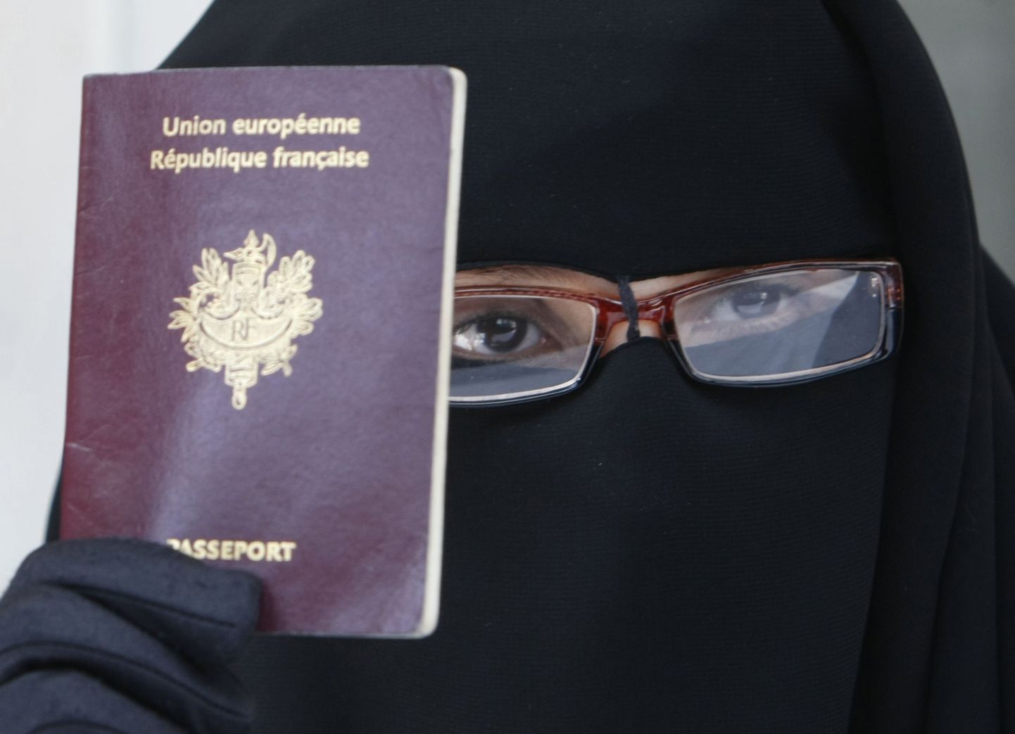 Niqab’i kandev naine Prantsusmaa passiga.