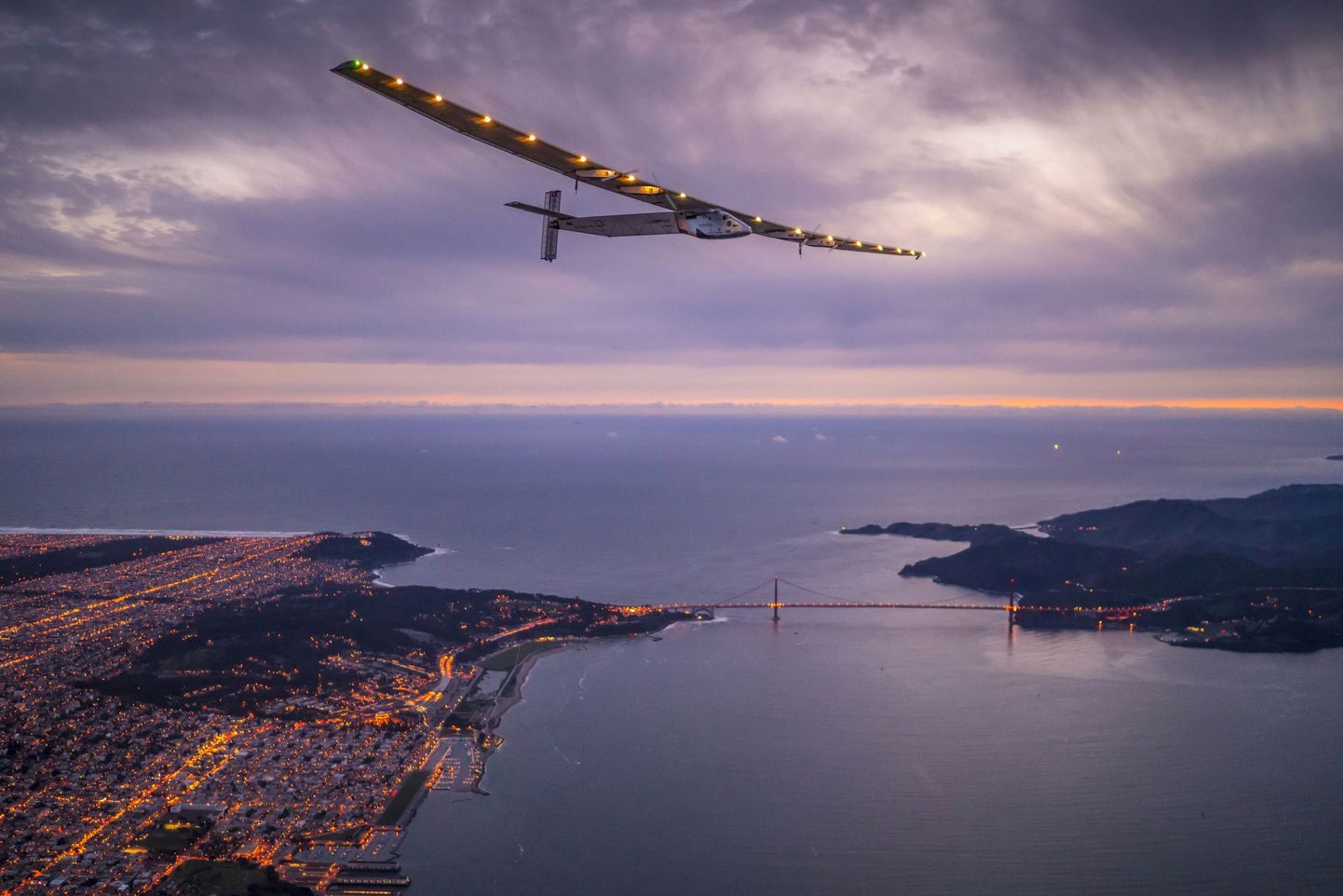 Solar Impulse 2 ülelennul kuulsast San Fransisco Kuldvärava sillast (Golden Gate Bridge).