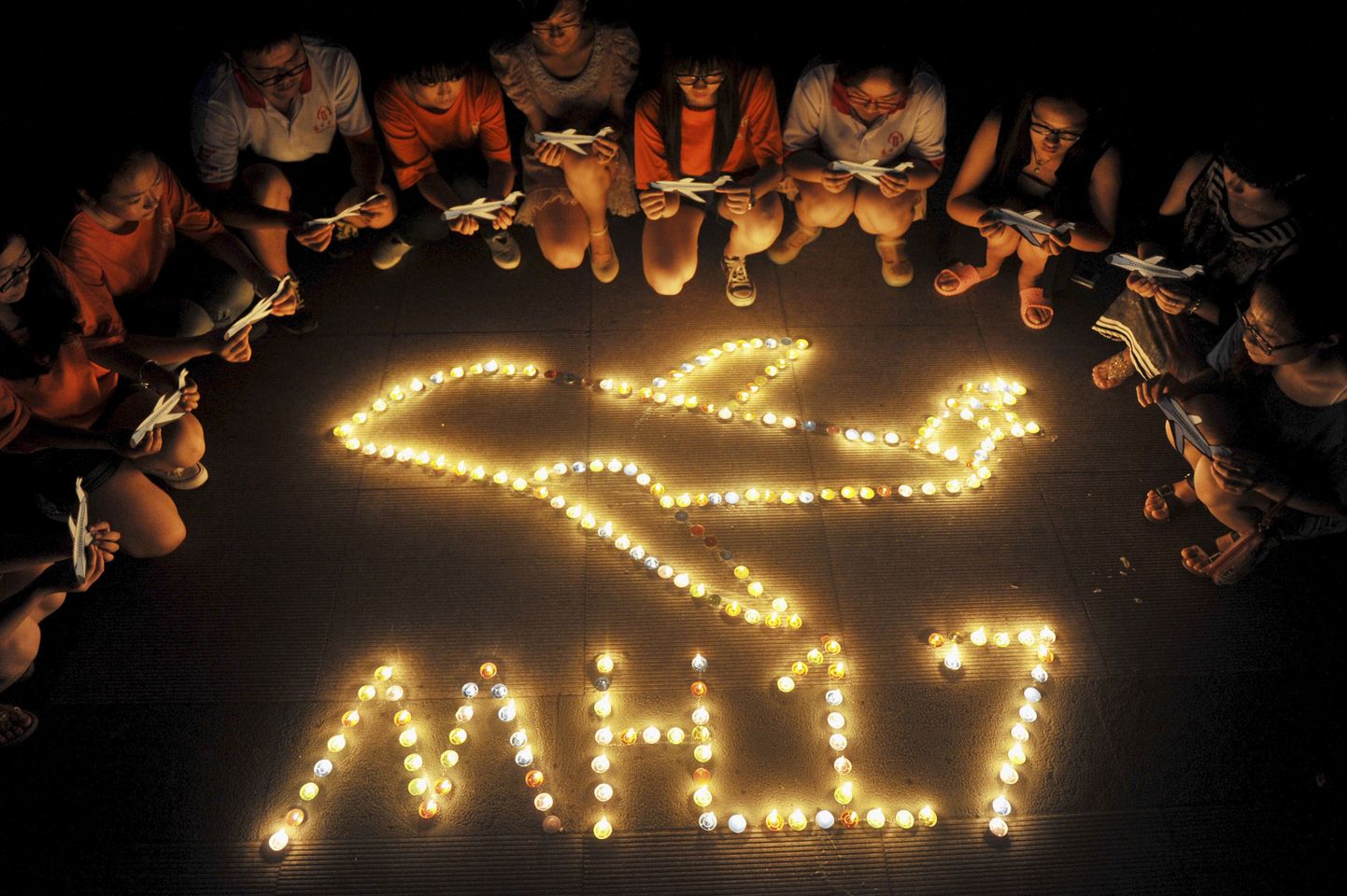 Yangzhou Ülikoolis toimunud mälestusüritus Malaysian Airlinesi lennul MH17 hukkunute auks.